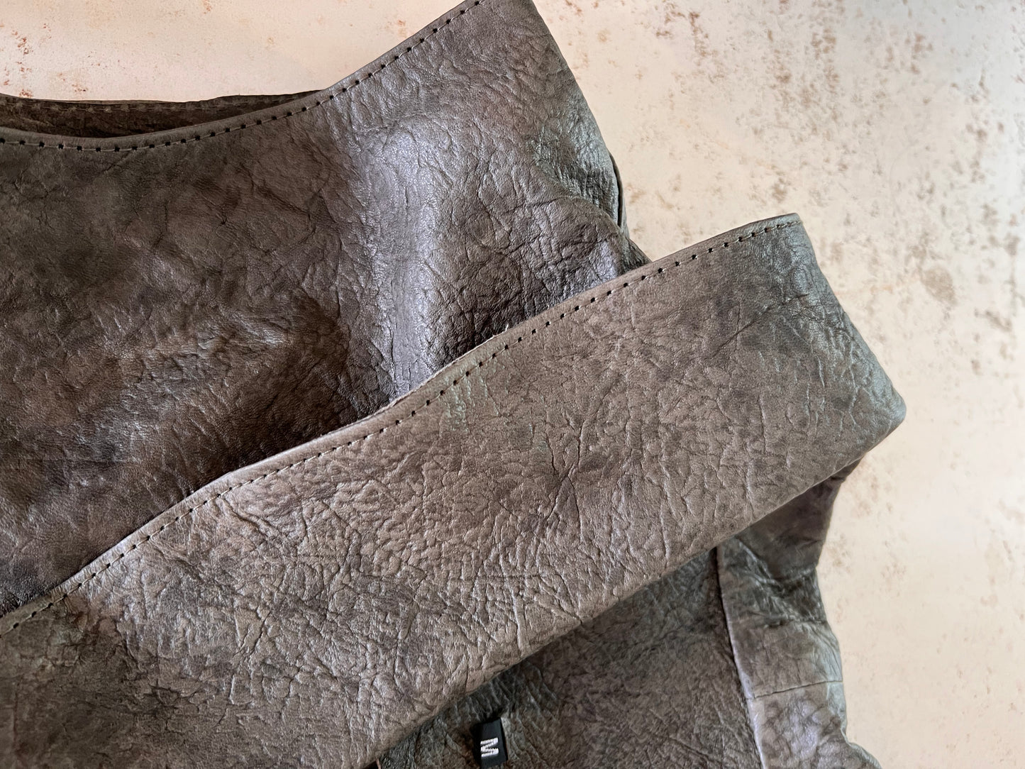 Ubique Leather vest - textura elefant