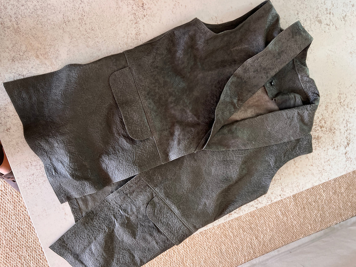Ubique Leather vest - textura elefant